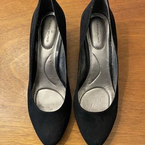 Black velvet type shoe with shinny heel